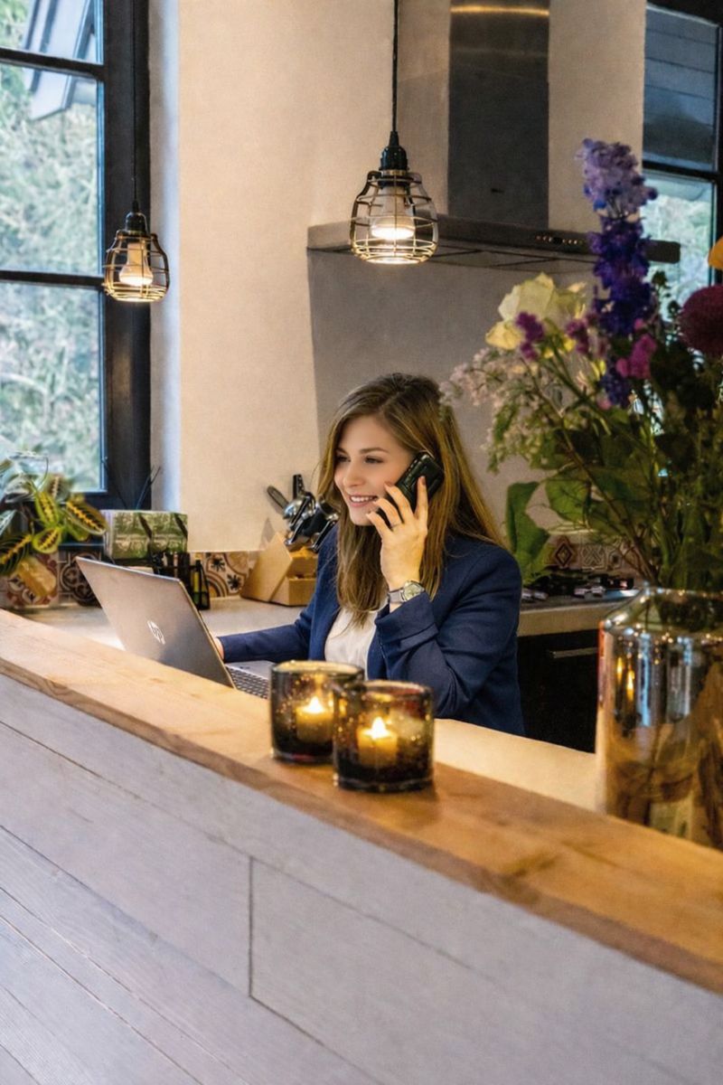 Bellende receptiemedewerker bij hotel Beekhuizen in Velp